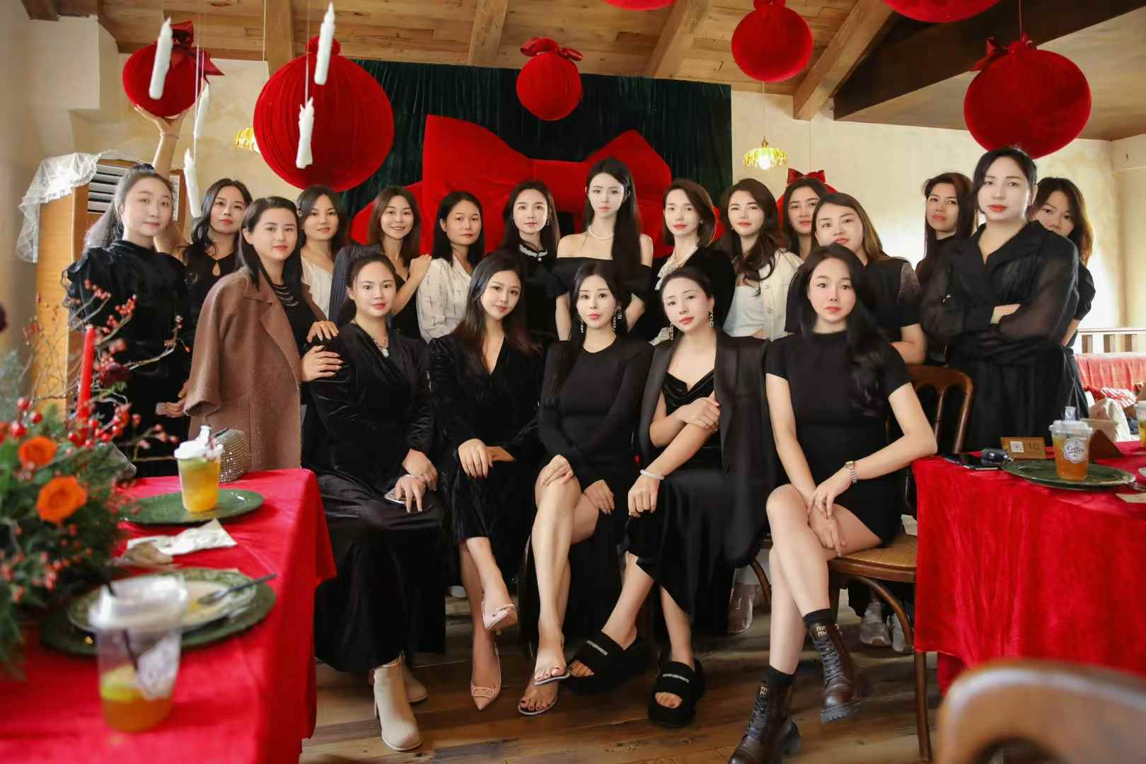 红灯笼装饰的室内活动现场,多人合影